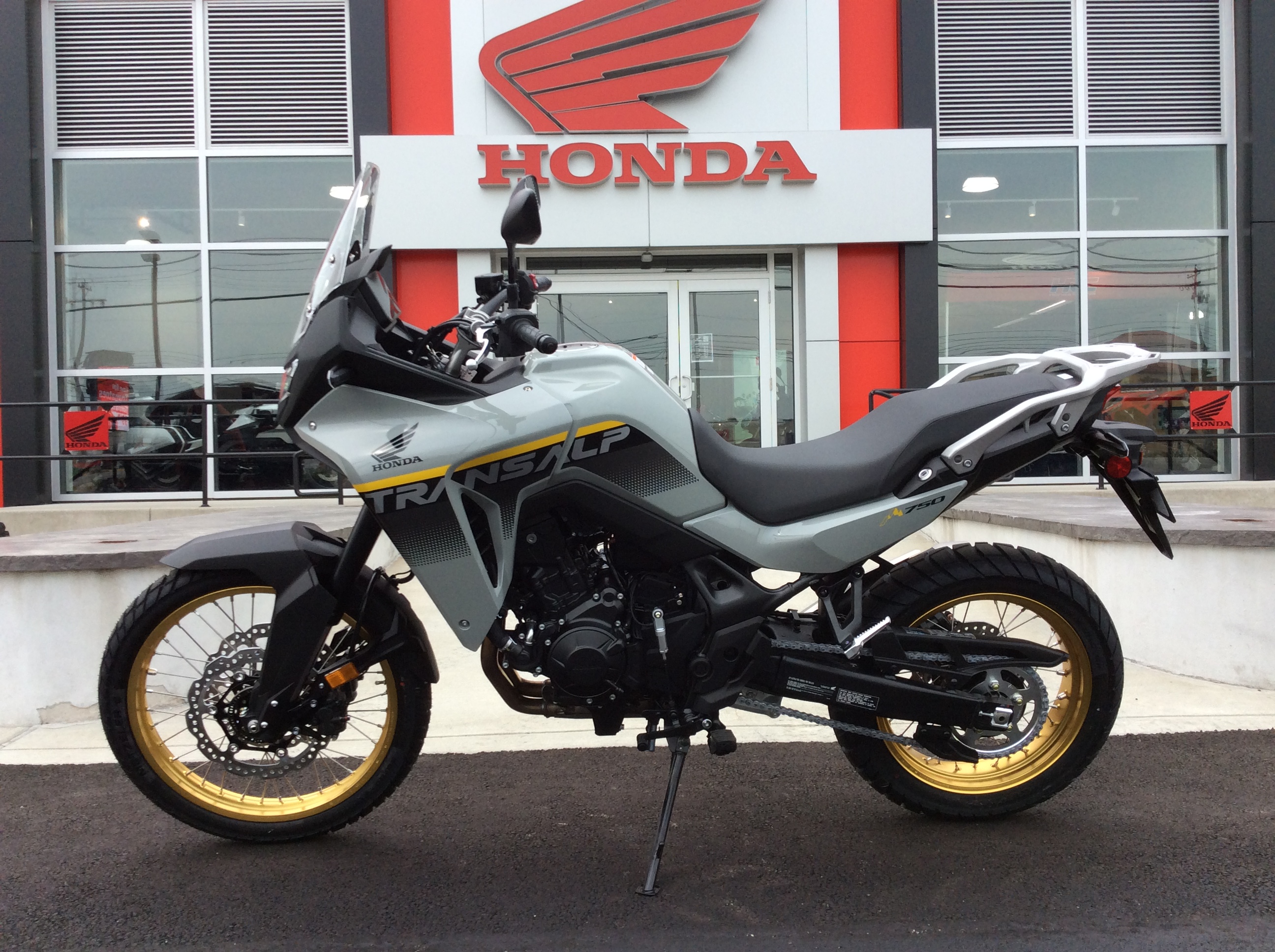 2025 Honda TRANSALP - Photo 2